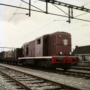 883006 Afbeelding van de diesel-electrische locomotief nr. 2472 (serie 2400/2500) van de N.S. met een goederentrein te ...